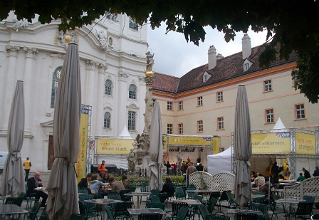 Der Jodok Fink Platz im achten Bezirk,  im Hintergrund ÖVP Wahlkampfplakate und -zelte.